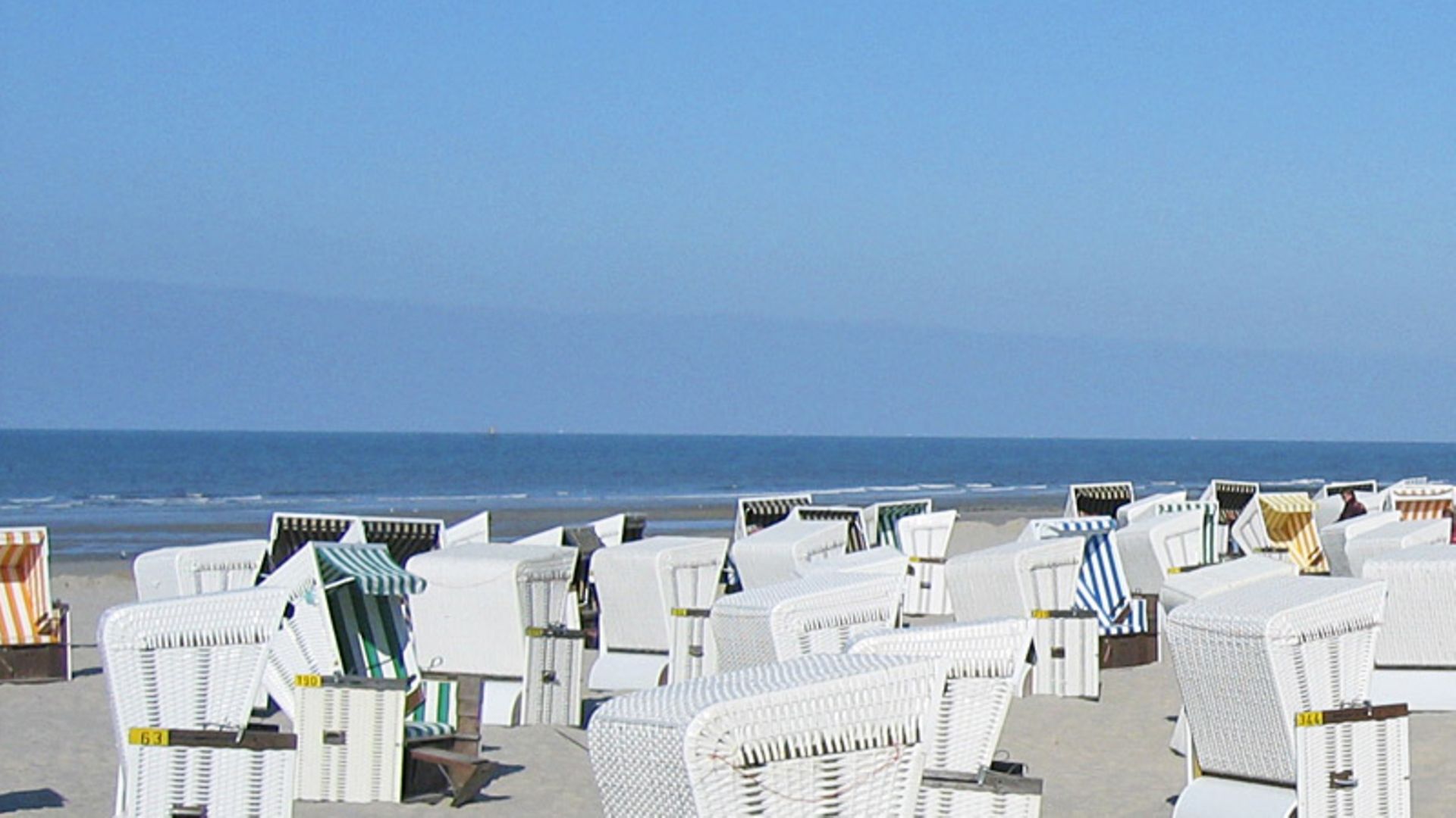 Strandkörbe unter blauem Himmel